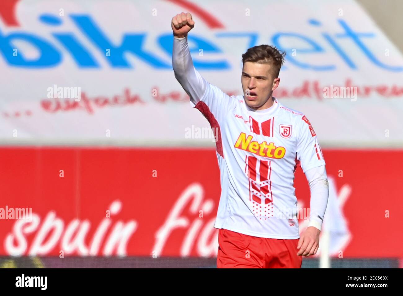 Regensburg, Germania. 13 Feb 2021. Calcio: 2. Bundesliga, Jahn Regensburg - Fortuna Düsseldorf, giorno 21 a Jahnstadion Ratisbona. David otto di Ratisbona celebra il suo obiettivo di renderlo 1:0. Credit: Armin Weigel/dpa/Alamy Live News Foto Stock