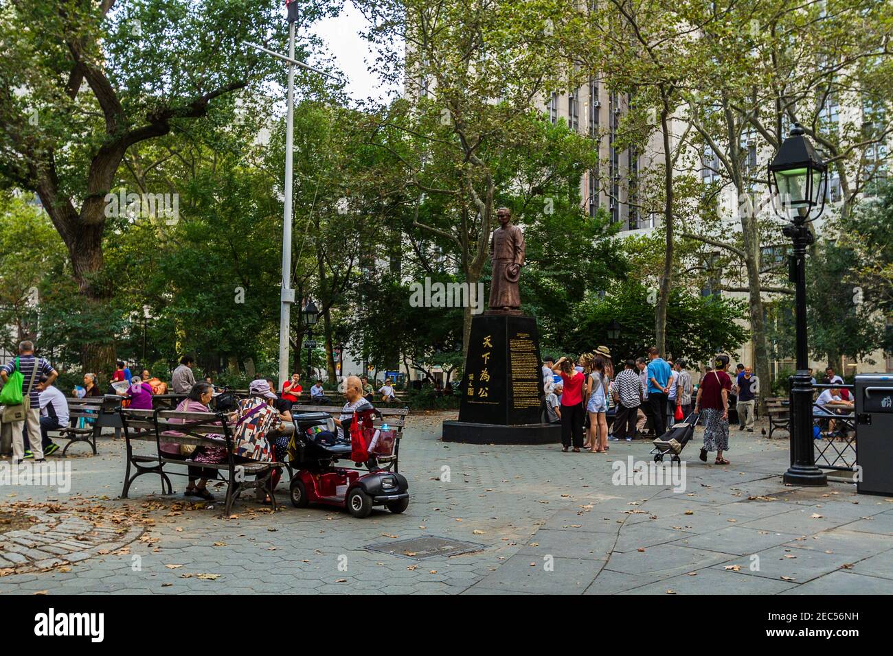 Popolazione cinese anziana che si riunisce al Columbus Park di Chinatown, Manhattan in una giornata estiva Foto Stock