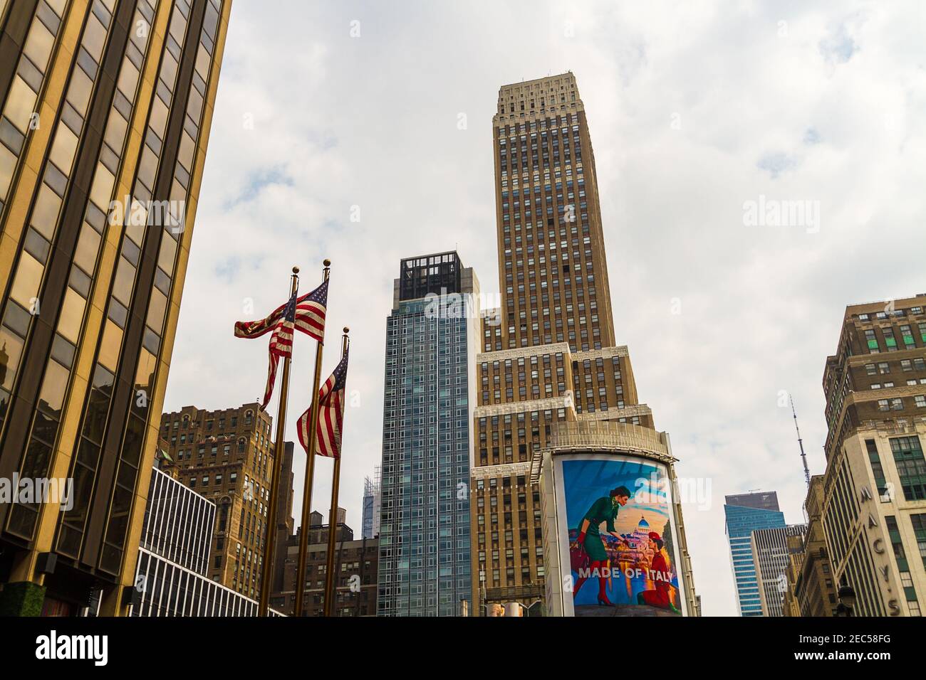 Bandiere e edifici americani sulla 7th Avenue mentre si va Fashion Avenue e il cartellone pubblicitario scritto 'Made of Italy' su di esso Foto Stock