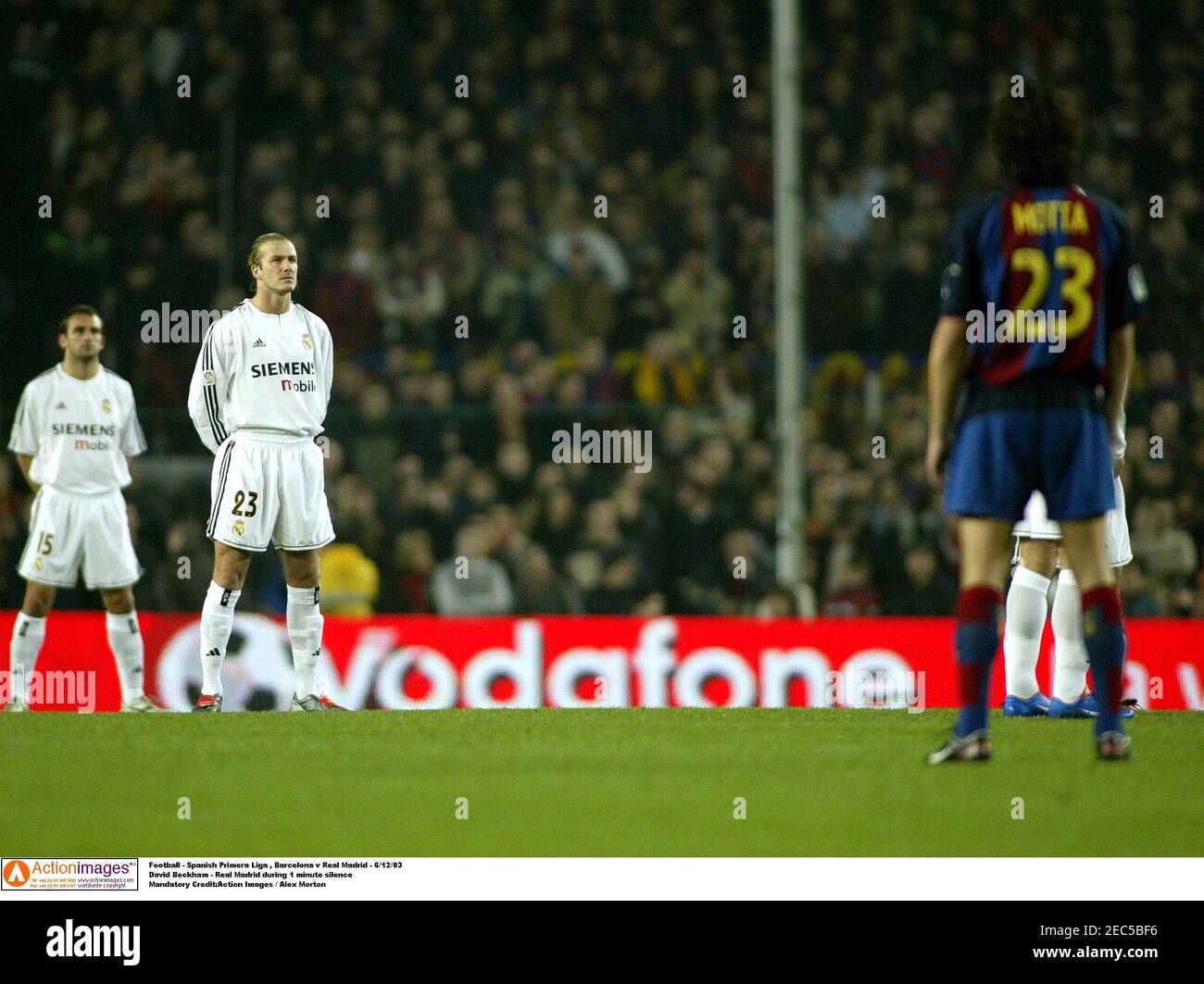 Calcio - Spagna Primera Liga , Barcellona v Real Madrid - 6/12/03 David  Beckham - Real Madrid durante 1 minuto di silenzio credito  obbligatorio:azione immagini / Alex Morton Foto stock - Alamy