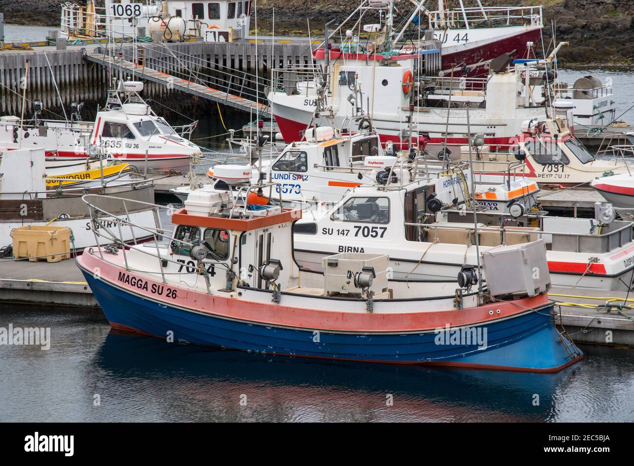 Djupivogur Islanda - 9 giugno. 2019: Imbarcazione da pesca nel porto di Djupivogur nell'Islanda orientale Foto Stock