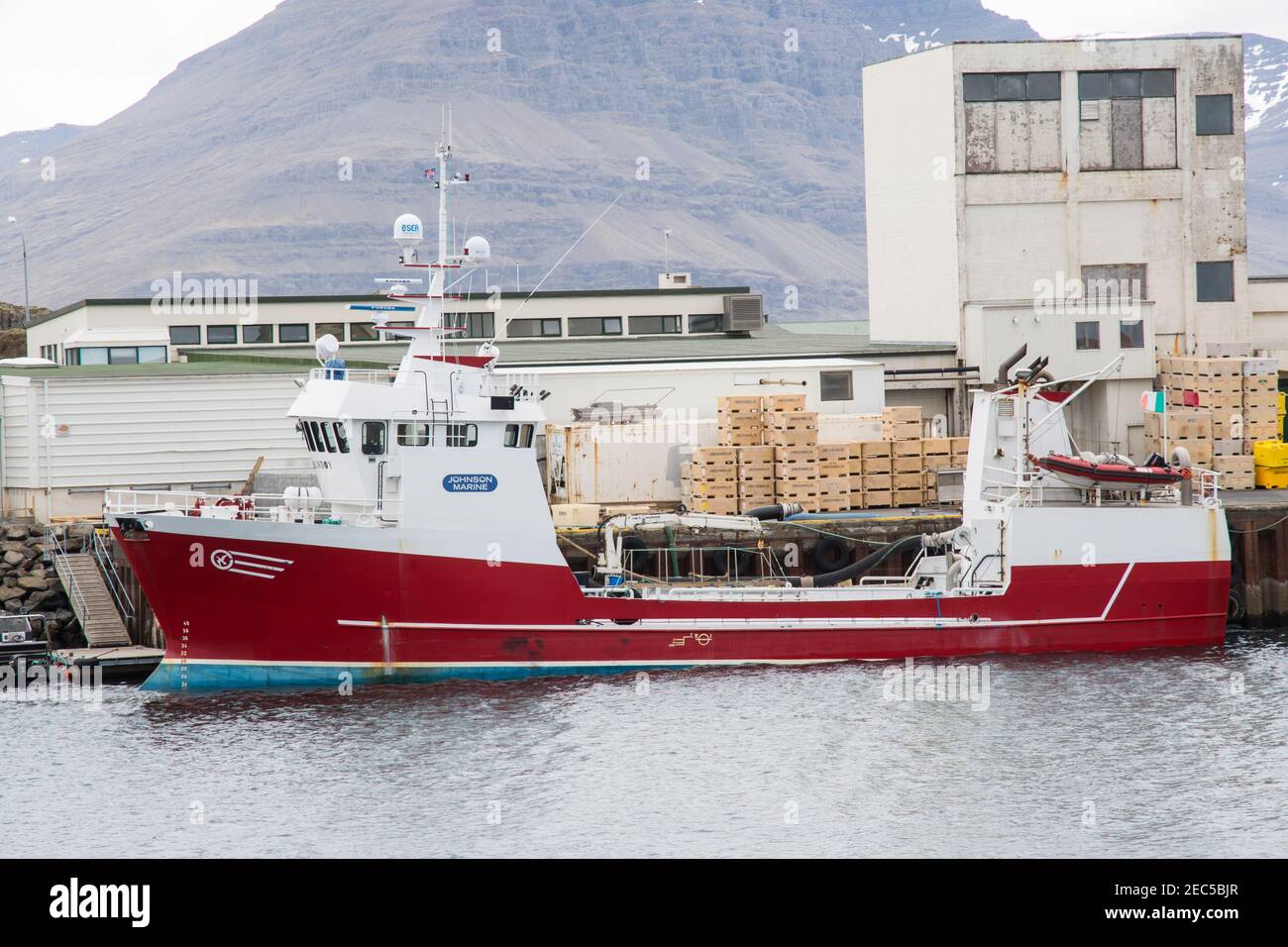 Djupivogur Islanda - 9 giugno. 2019: Nave per il trasporto del salmone nel porto di Djupivogur Foto Stock
