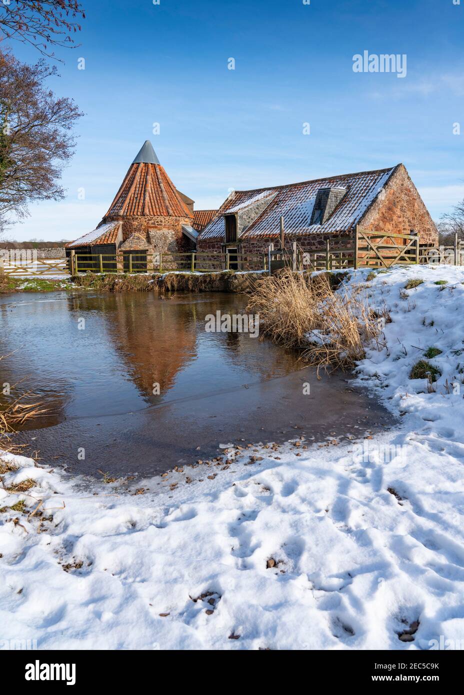 East Linton, East Lothian, Scozia, Regno Unito. 13 Feb 2021. Storico mulino Preston visto nella neve in una giornata di sole amaramente freddo con temperatura di -2C. Credit: Iain Masterton/Alamy Live News Foto Stock