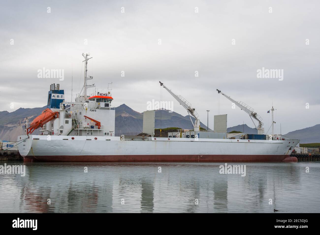 Hornafjordur Islanda - Luglio 24. 2019: Nave da carico alma nel porto di Hornafjordur nell'Islanda meridionale Foto Stock