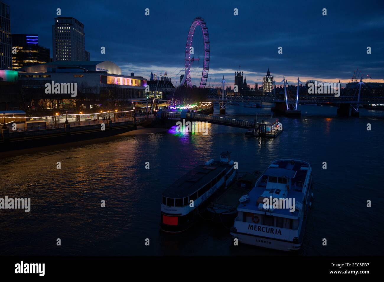 Vista dal ponte di Waterloo che si affaccia a ovest lungo il Tamigi verso il Parlamento al crepuscolo, Westminster, Londra, Inghilterra, Regno Unito Foto Stock