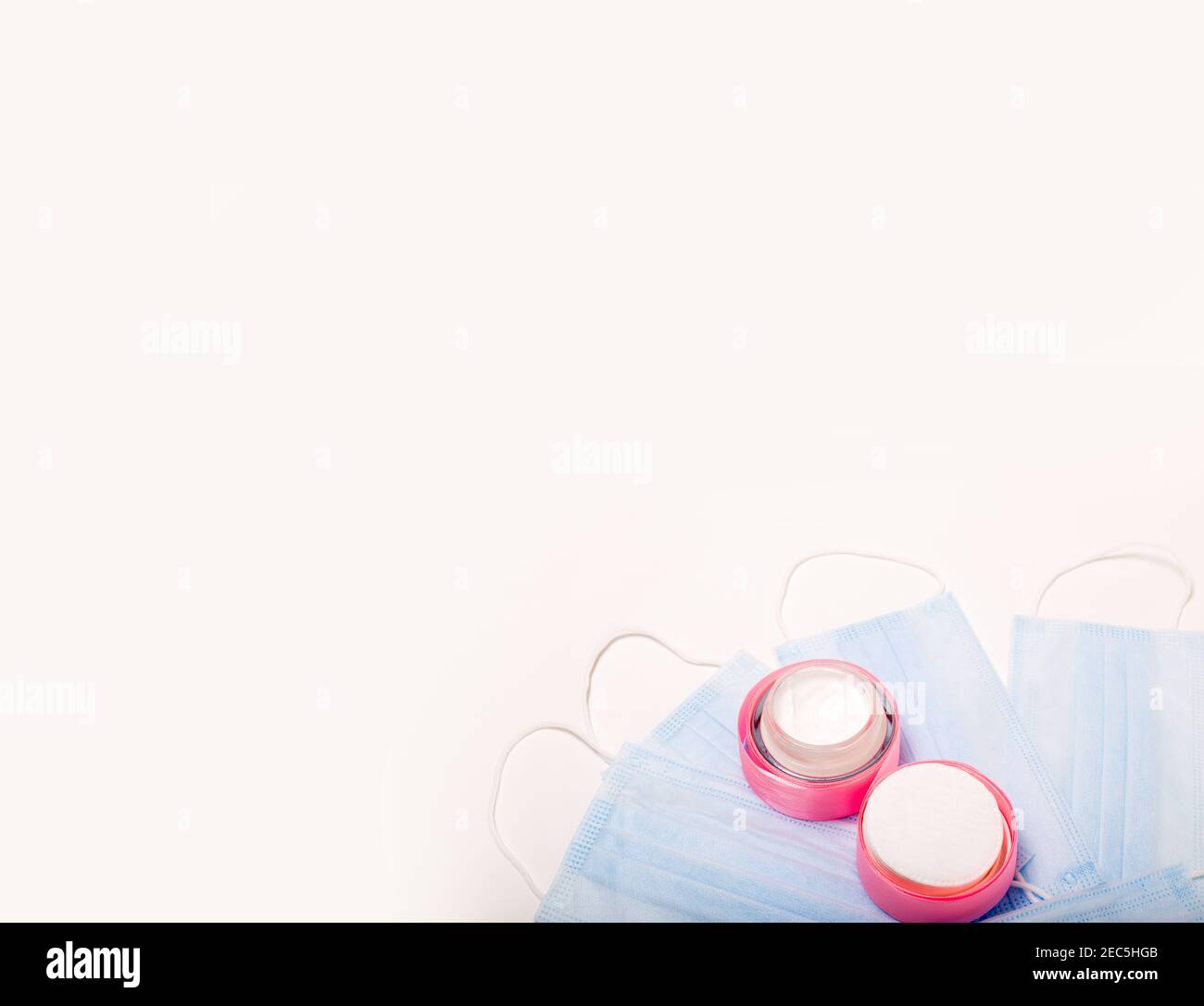 Accessori di bellezza su sfondo bianco. Guanti, maschere e crema blu. Foto Stock