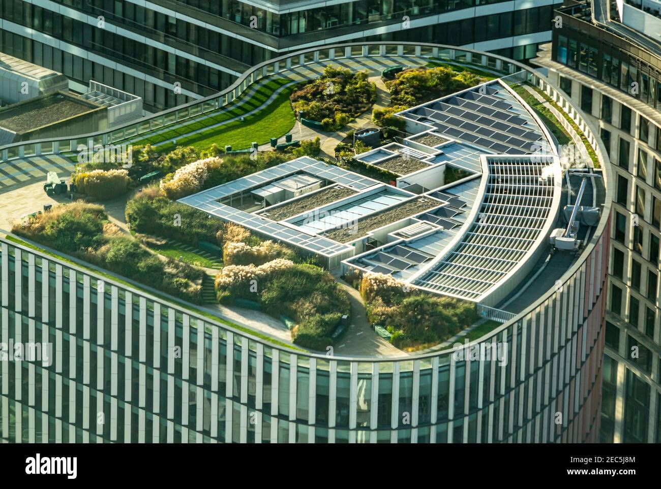 Londra, UK- 15 Dic 2020: Vista dall'alto dell'alto edificio di Wells Fargo con il verde e lussureggiante giardino pensile e pannelli solari a Londra dal re 33 Foto Stock