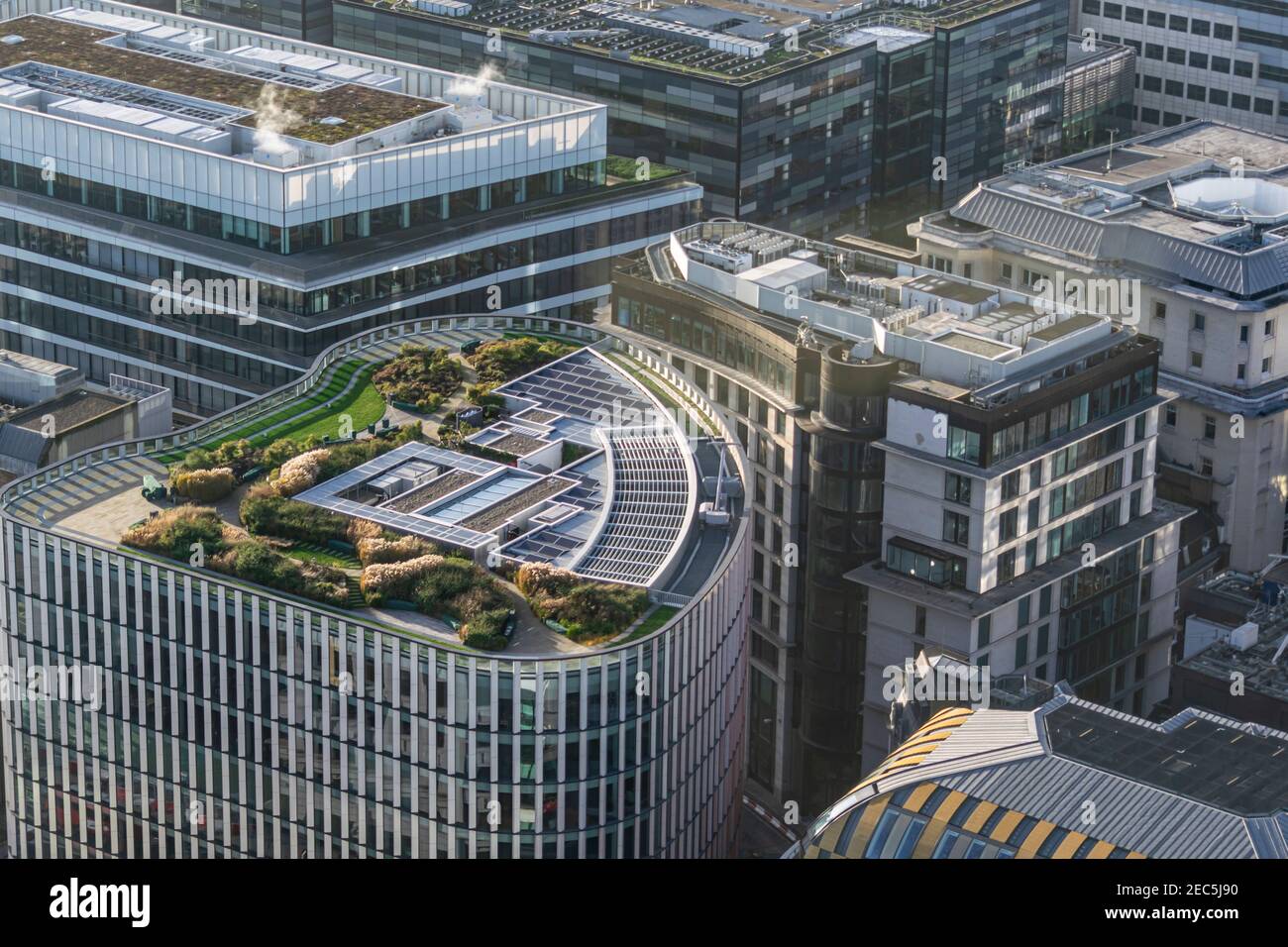 Londra, UK- 15 Dic 2020: Vista dall'alto dell'alto edificio di Wells Fargo con il verde e lussureggiante giardino pensile e pannelli solari a Londra dal re 33 Foto Stock