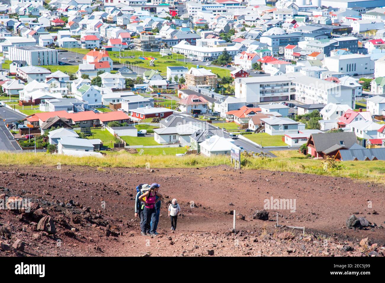 Vestmannaeyjar Islanda - 9 agosto. 2019: Turisti a piedi sulla montagna Eldfell Foto Stock