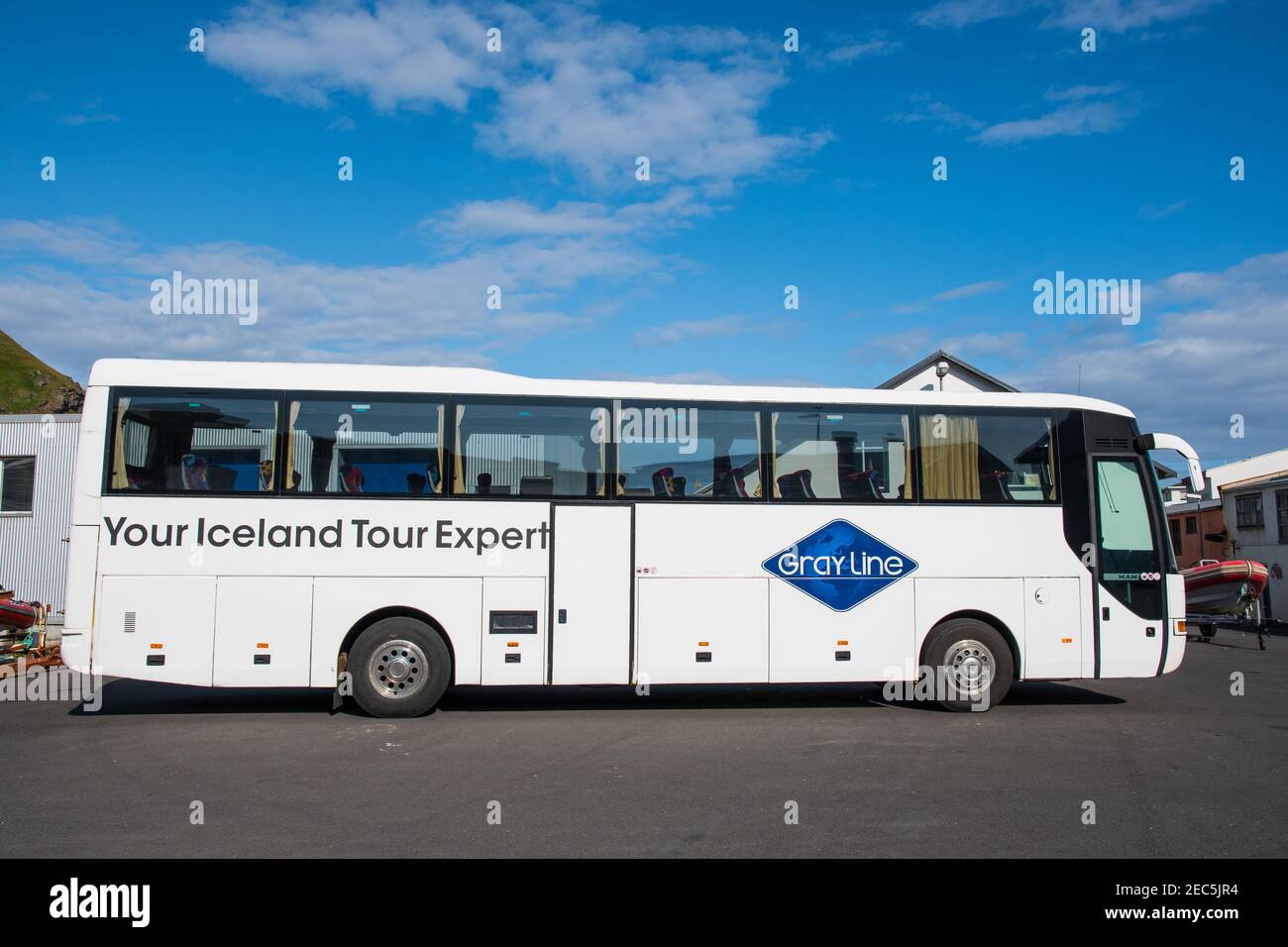 Vestmannaeyjar Islanda - 9 agosto. 2019: Autobus turistico dalla compagnia turistica islandese Gray Line Foto Stock