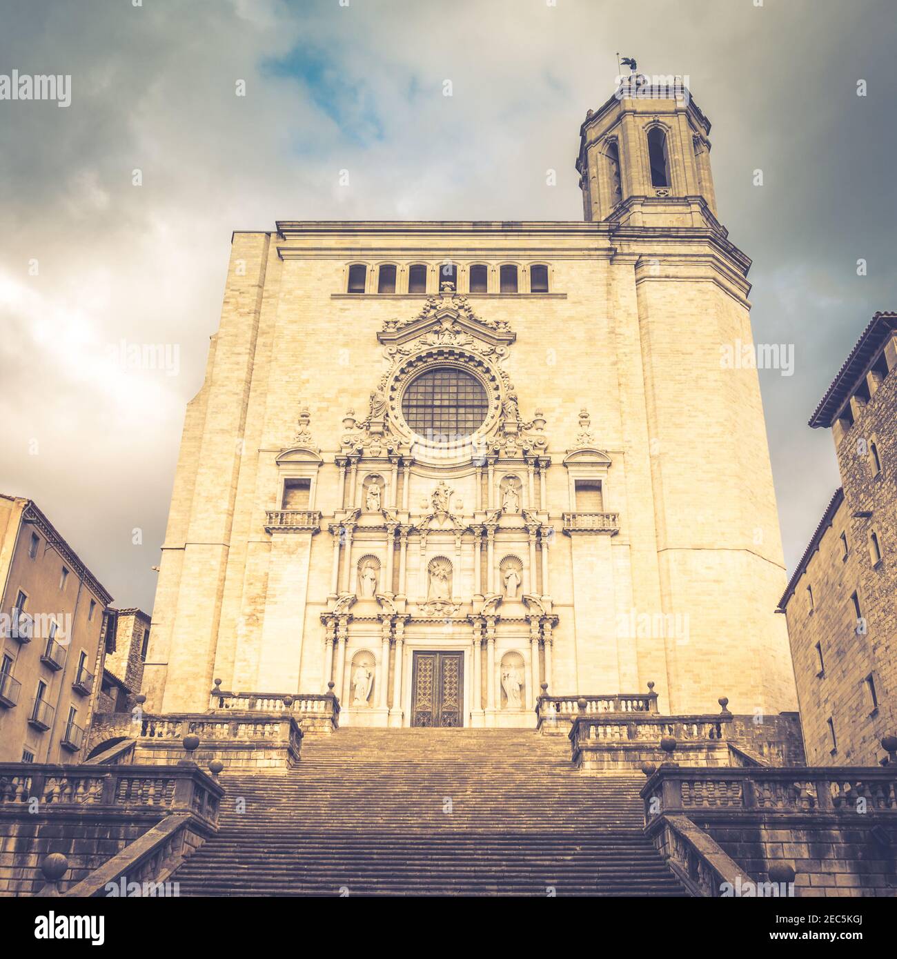 La Cattedrale di Girona, conosciuta anche come la Cattedrale di Santa Maria di  Girona. Luogo di riprese Giochi di Trono di Spade. Filtro morbido.  Catalogna. Spagna Foto stock - Alamy