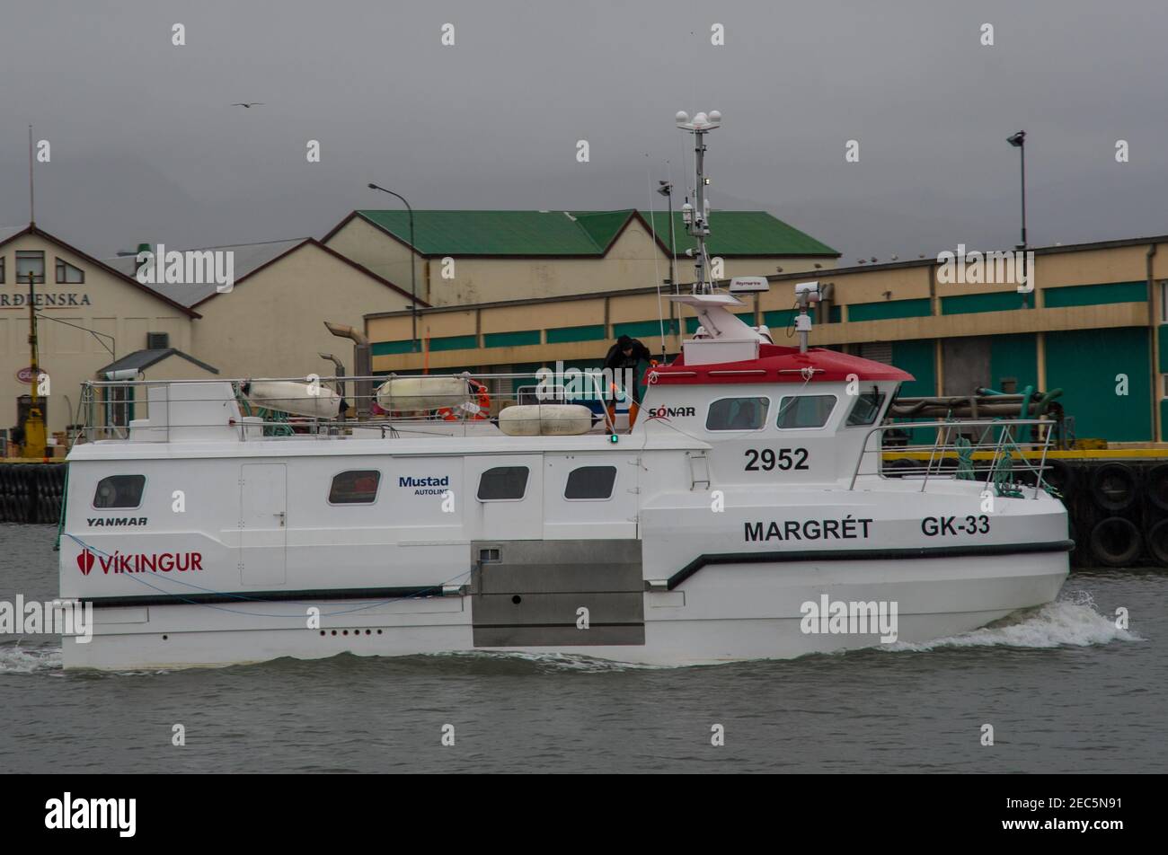 Hornafjordur Islanda - Settembre 15. 2019: Peschereccio con palangari Margret che lascia il porto di Hornafjordur Foto Stock