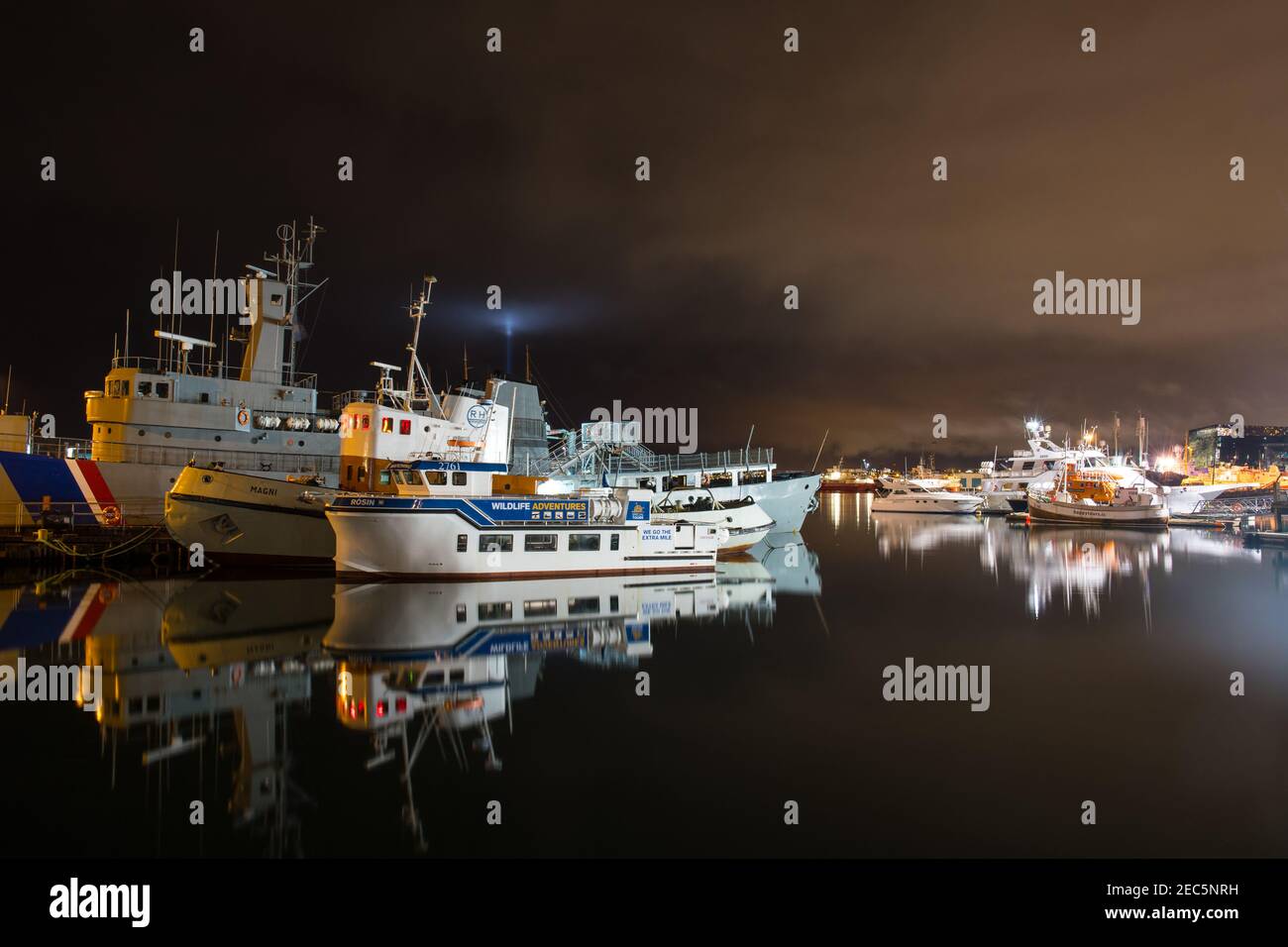 Reykjavik Islanda - Ottobre 31. 2019: Barche e navi nel porto di Reykjavik Foto Stock