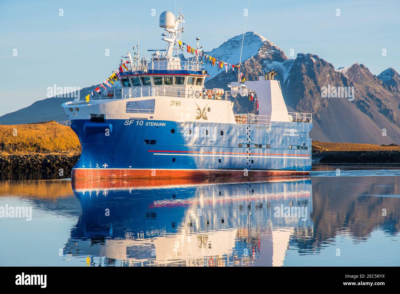 Hornafjordur Islanda - Novembre 27. 2019: Peschereccio da traino Steinunn che arriva al porto di Hofn a Hornafjordur, nell'Islanda meridionale Foto Stock