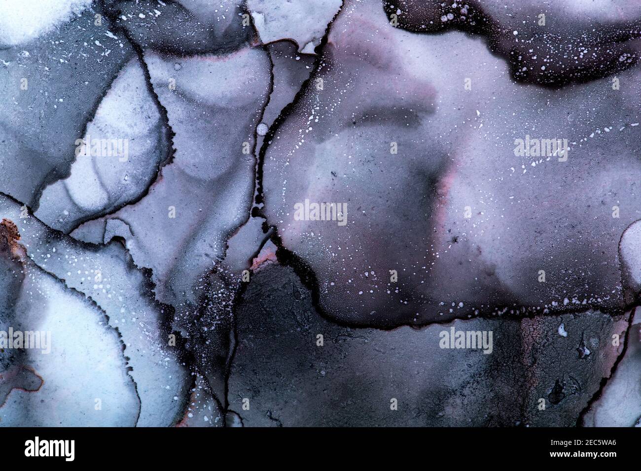 Bella arte astratta sfondo creato con inchiostri alcolici. Vivaci sfumature di rosa, malva e blu. Foto Stock