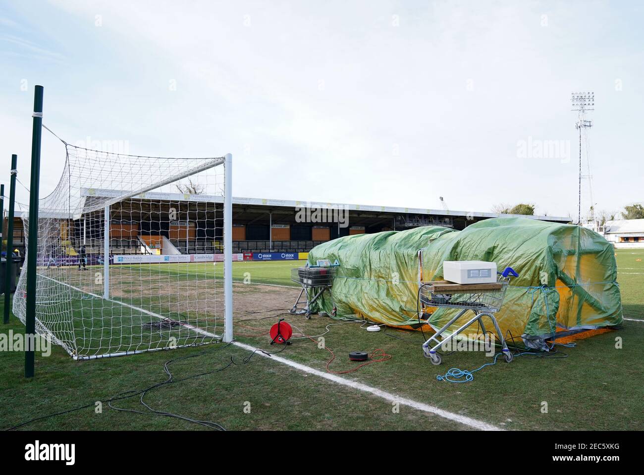 Una macchina per il riscaldamento del campo ad hoc allestita prima della partita Sky Bet League Two all'Abbey Stadium di Cambridge. Data immagine: Sabato 13 febbraio 2021. Foto Stock