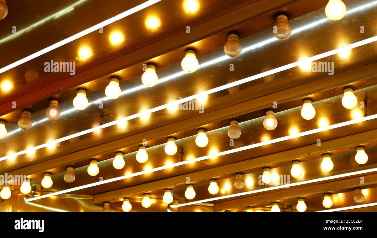 Le vecchie lampade elettriche che funzionano lampeggiano e si illuminano di notte. Primo piano astratto della decorazione del casinò retrò scintillante a Las Vegas, Stati Uniti. Luce di colore Foto Stock