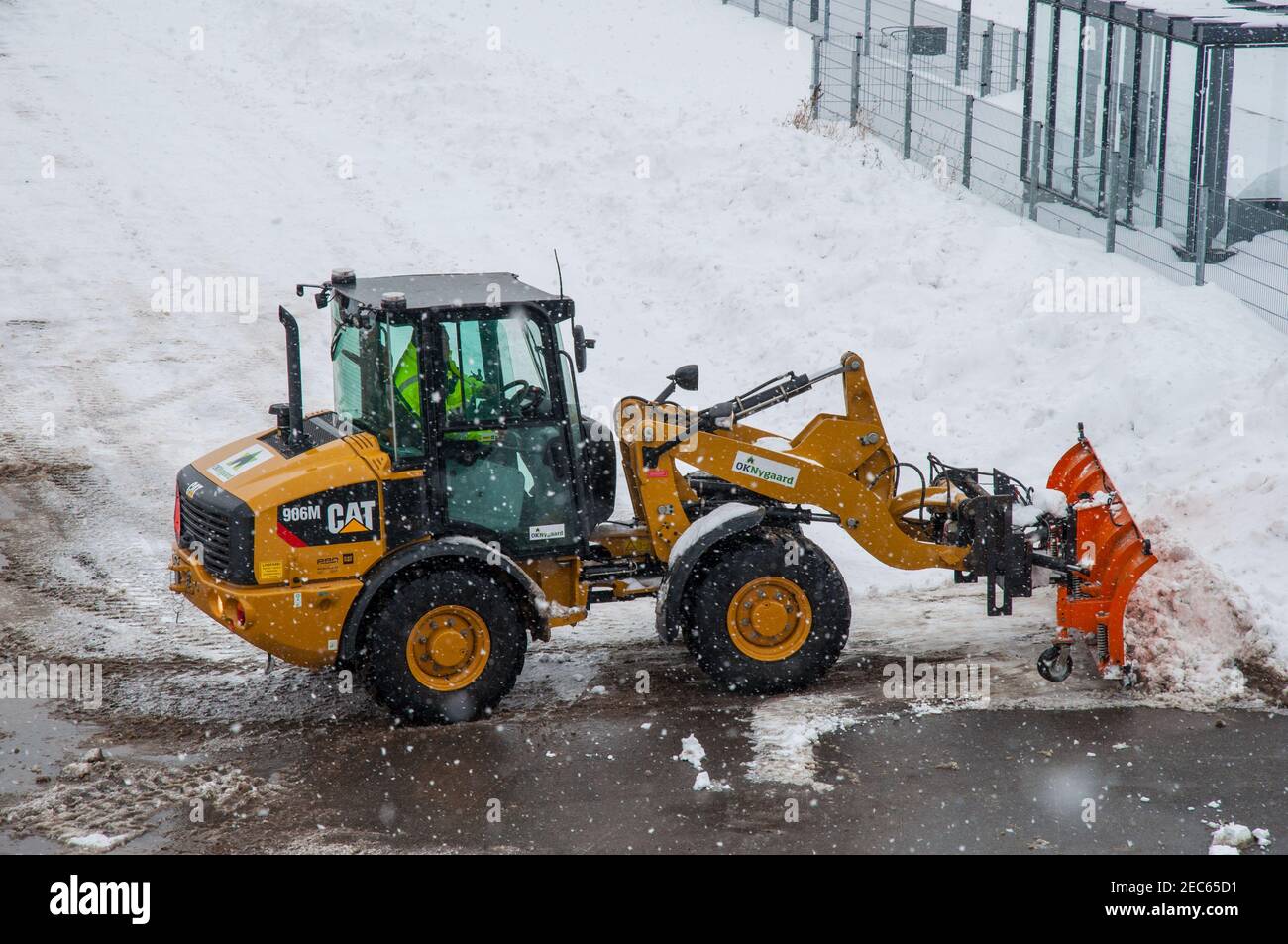 Vordingborg Danimarca - 3 febbraio. 2018: Pala gommata Caterpillar con  spazzaneve che arano neve durante una bizzarda Foto stock - Alamy