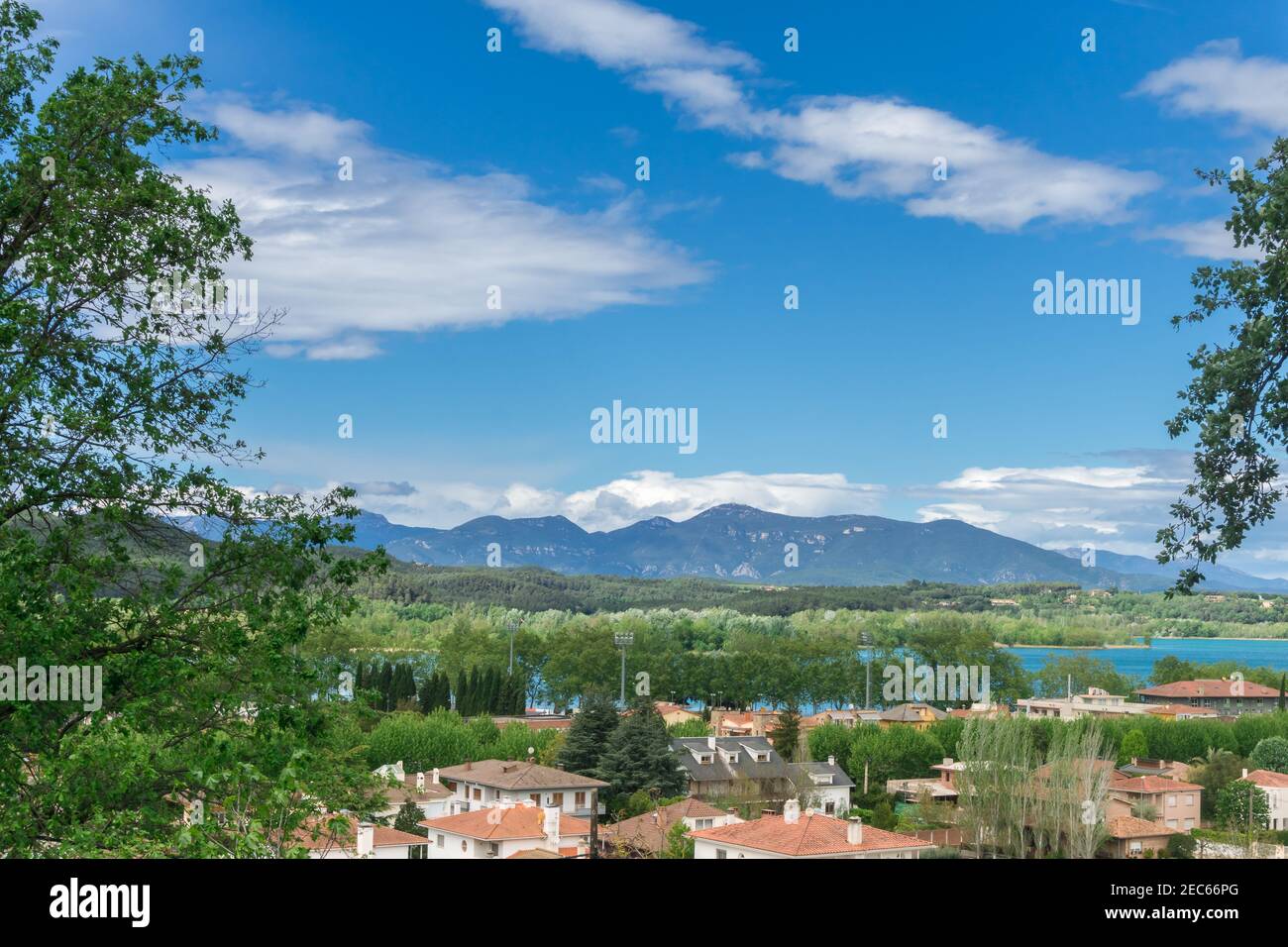 Bellissimo paesaggio con villaggio e lago di Banyoles, il più grande lago della Catalogna, in provincia di Girona, Spagna Foto Stock