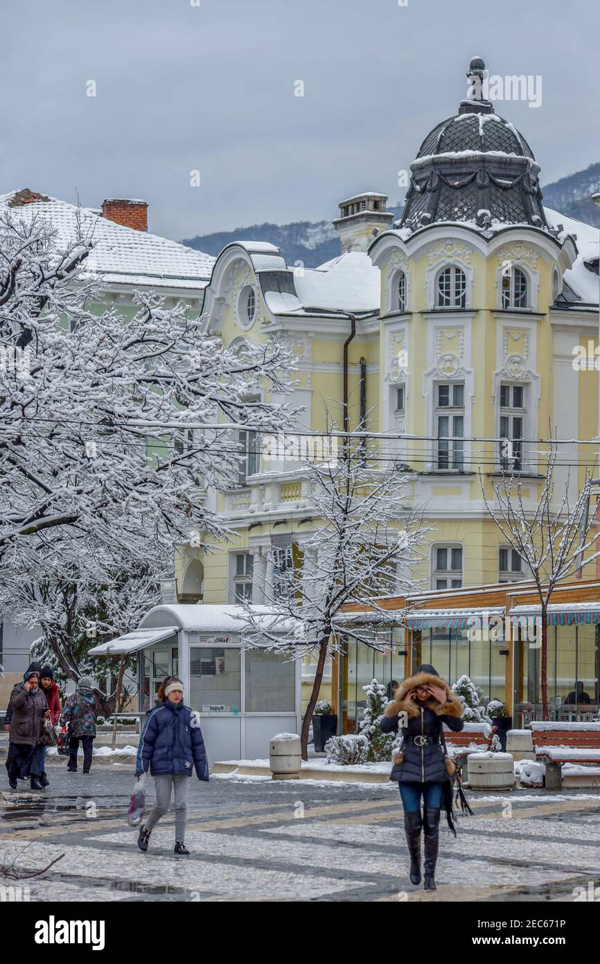 Sliven, Bulgaria - 22 marzo 2018: Strada urbana innevata in inverno Foto Stock