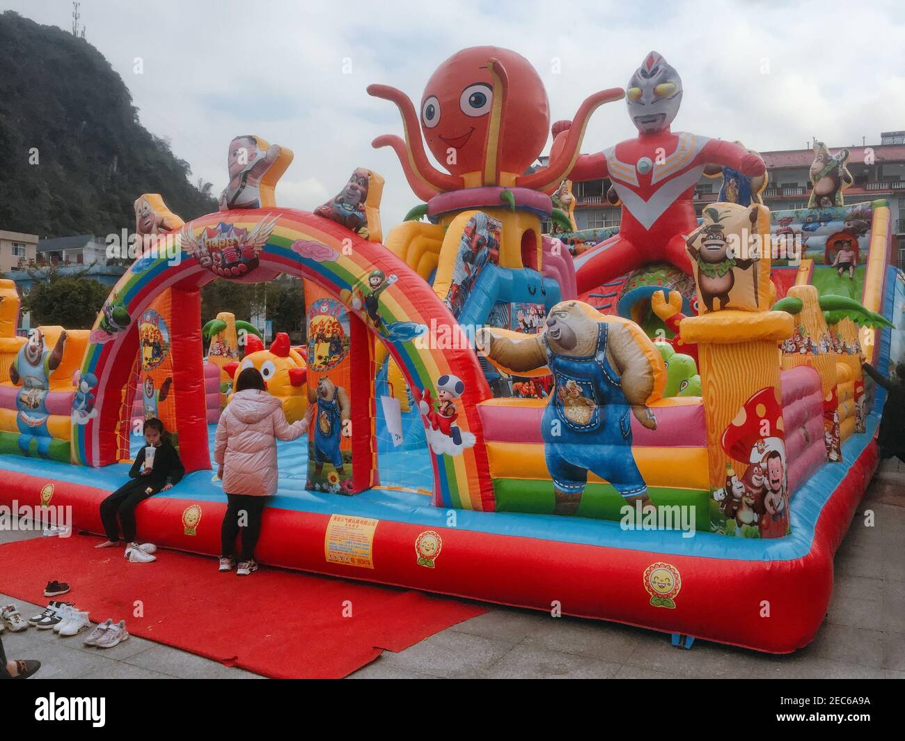 I genitori portano i loro bambini a giocare nelle strutture di ricreazione gonfiabili Durante la festa cinese di Capodanno lunare Foto Stock