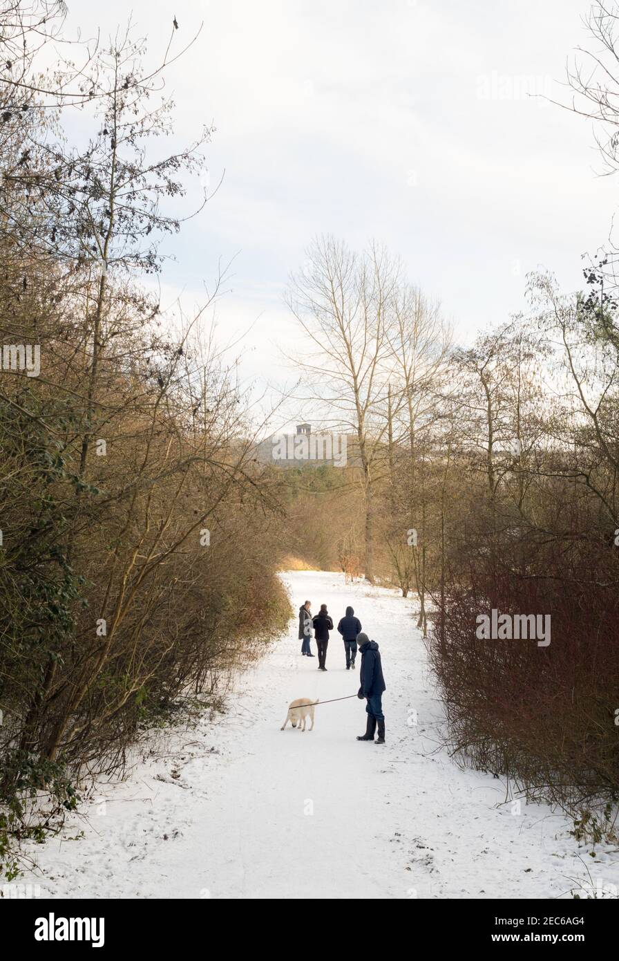 Vista invernale delle persone che camminano nel James Steel Park a Washington, Inghilterra nord-orientale, Regno Unito Foto Stock