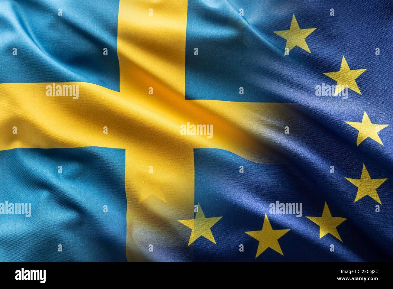 Bandiere di Svezia e UE che soffiano nel vento. Foto Stock