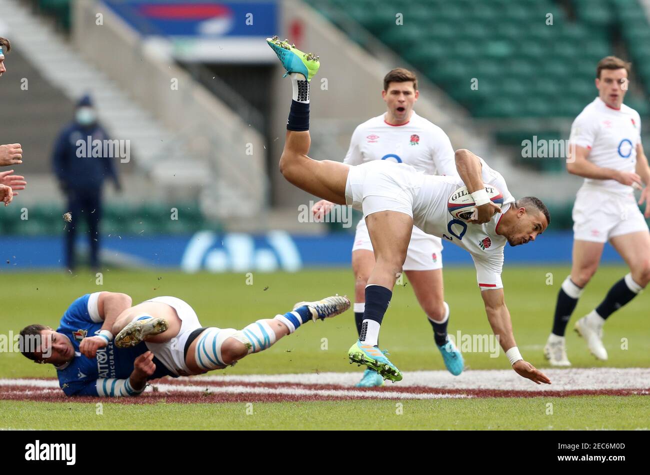 Giosue Zilocchi in Italia affronta Anthony Watson in Inghilterra durante la partita Guinness Six Nations al Twickenham Stadium di Londra. Data immagine: Sabato 13 febbraio 2021. Foto Stock