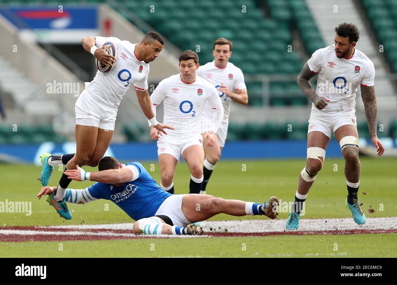 Giosue Zilocchi in Italia affronta Anthony Watson in Inghilterra durante la partita Guinness Six Nations al Twickenham Stadium di Londra. Data immagine: Sabato 13 febbraio 2021. Foto Stock