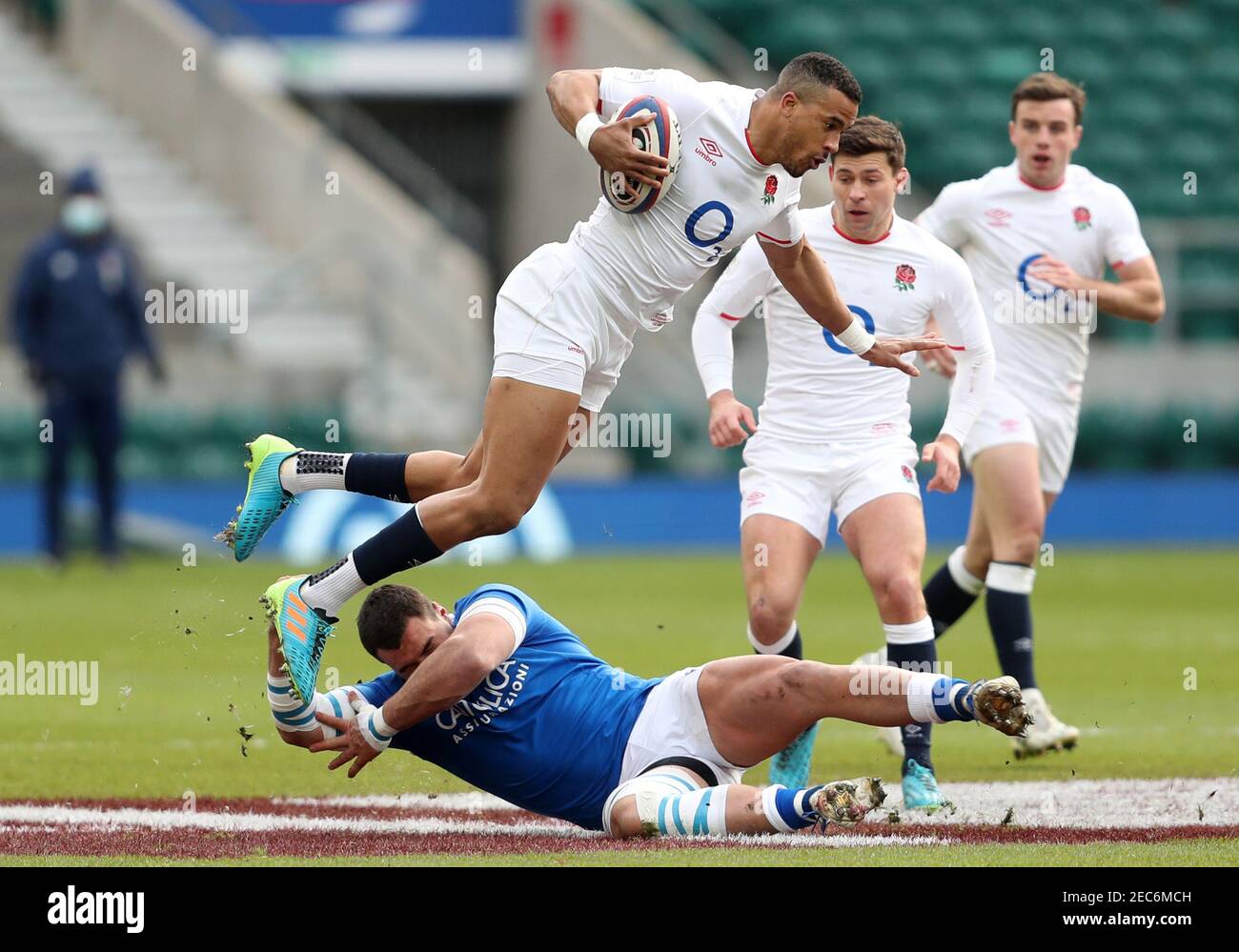 Giosue Zilocchi in Italia affronta Anthony Watson in Inghilterra durante la partita Guinness Six Nations al Twickenham Stadium di Londra. Data immagine: Sabato 13 febbraio 2021. Foto Stock