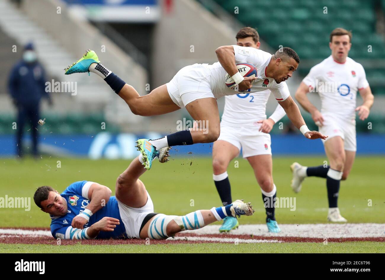 Giosue Zilocchi in Italia affronta Anthony Watson in Inghilterra durante la partita Guinness Six Nations al Twickenham Stadium di Londra. Data immagine: Sabato 13 febbraio 2021. Foto Stock