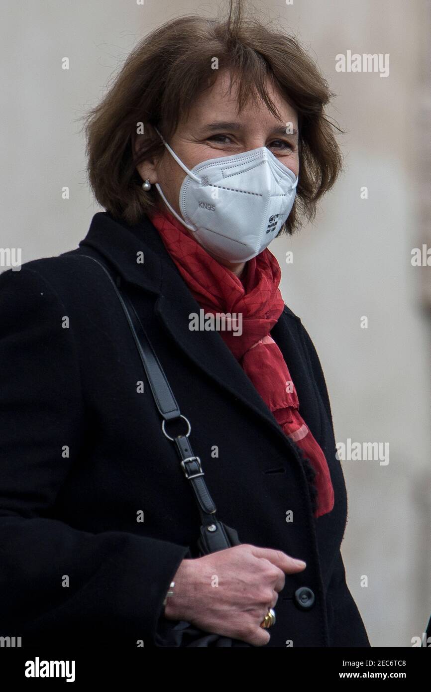 Roma, Italia. 13 Feb 2021. Maria Cristina MESTa, Ministro dell'Università. Il nuovo Governo italiano, guidato dal Professore ed ex Presidente della Banca Centrale europea Mario Draghi, lascia il Palazzo del Quirinale dopo aver giurato davanti al Presidente della Repubblica Italiana, Sergio Mattarella. Questo è il sessantasettesimo Governo d'Italia. Credit: LSF Photo/Alamy Live News Foto Stock