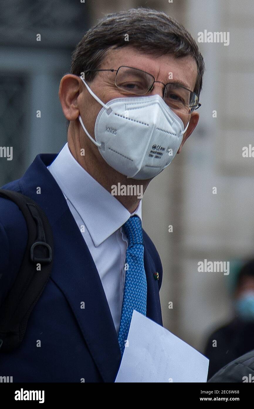 Roma, Italia. 13 Feb 2021. Vittorio Colao, Ministro della transizione digitale. Il nuovo Governo italiano, guidato dal Professore ed ex Presidente della Banca Centrale europea Mario Draghi, lascia il Palazzo del Quirinale dopo aver giurato davanti al Presidente della Repubblica Italiana, Sergio Mattarella. Questo è il sessantasettesimo Governo d'Italia. Credit: LSF Photo/Alamy Live News Foto Stock