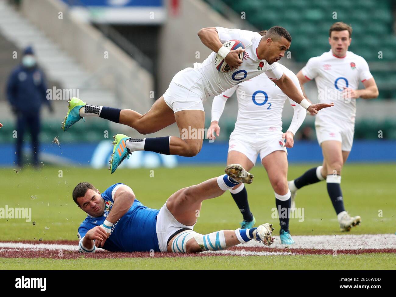 Giosue Zilocchi in Italia affronta Anthony Watson in Inghilterra durante la partita Guinness Six Nations al Twickenham Stadium di Londra. Data immagine: Sabato 13 febbraio 2021. Foto Stock