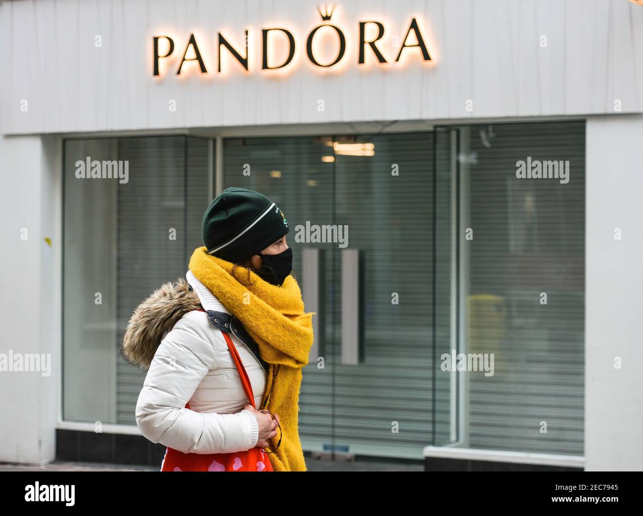 Dublino, Irlanda. 11 Feb 2021. Una donna che indossa una maschera del viso passa davanti a un negozio chiuso di Pandora durante le restrizioni di livello 5 Covid-19. Il Dipartimento della Salute ha riferito il 11 febbraio 2021, un totale di 862 nuovi casi COVID-19 e 52 decessi. Credit: SOPA Images Limited/Alamy Live News Foto Stock