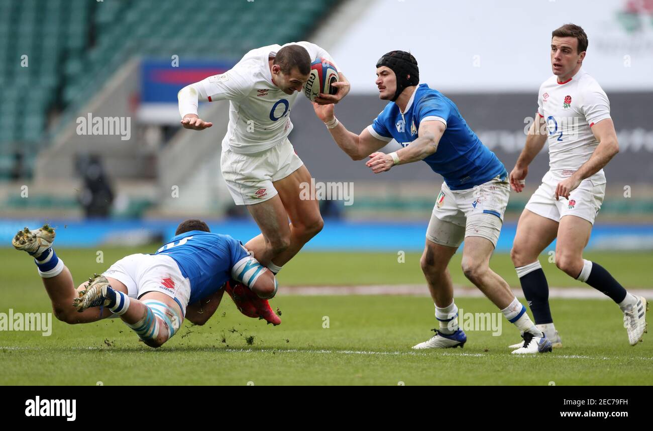 Il Jonny May in Inghilterra è affrontato da Giosue Zilocchi e Carlo canna in Italia durante la partita Guinness Six Nations al Twickenham Stadium di Londra. Data immagine: Sabato 13 febbraio 2021. Foto Stock