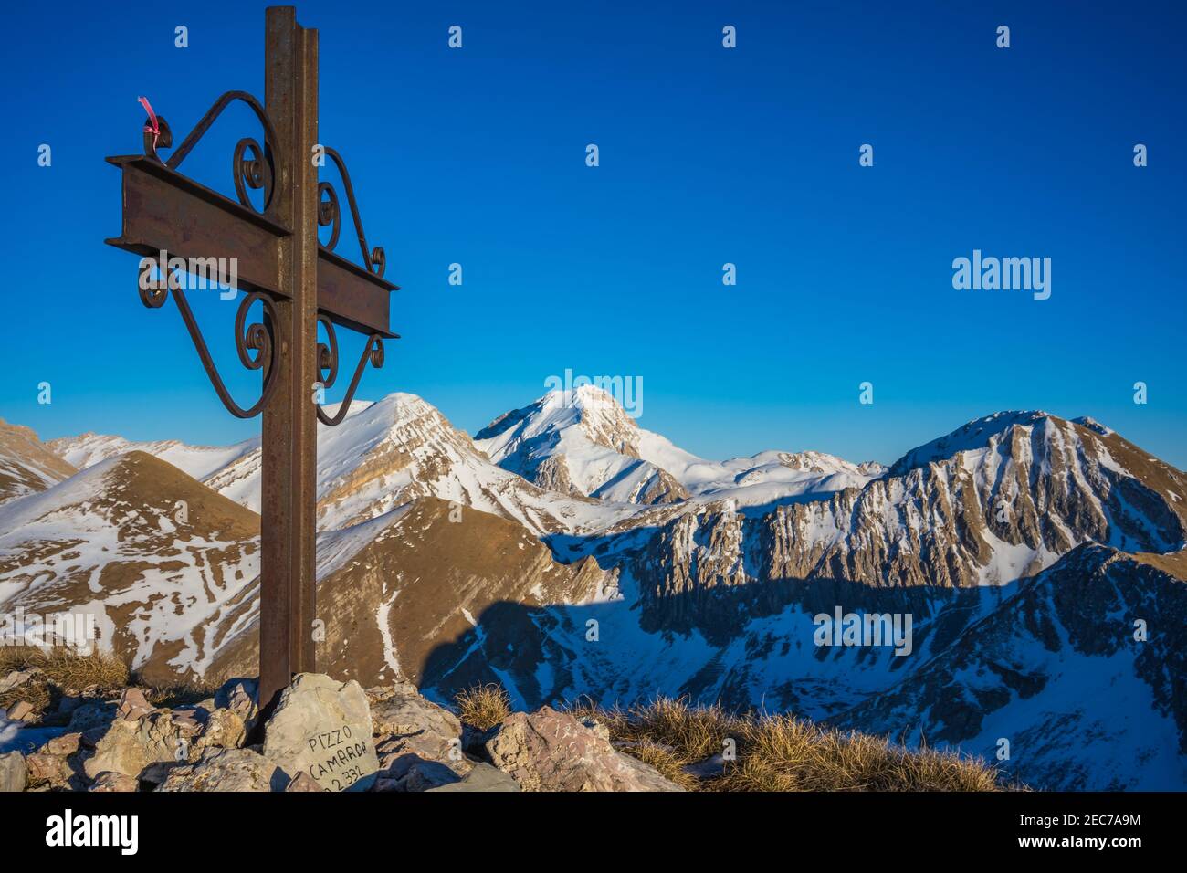 Vista sul massiccio del Gran Sasso in inverno Foto Stock