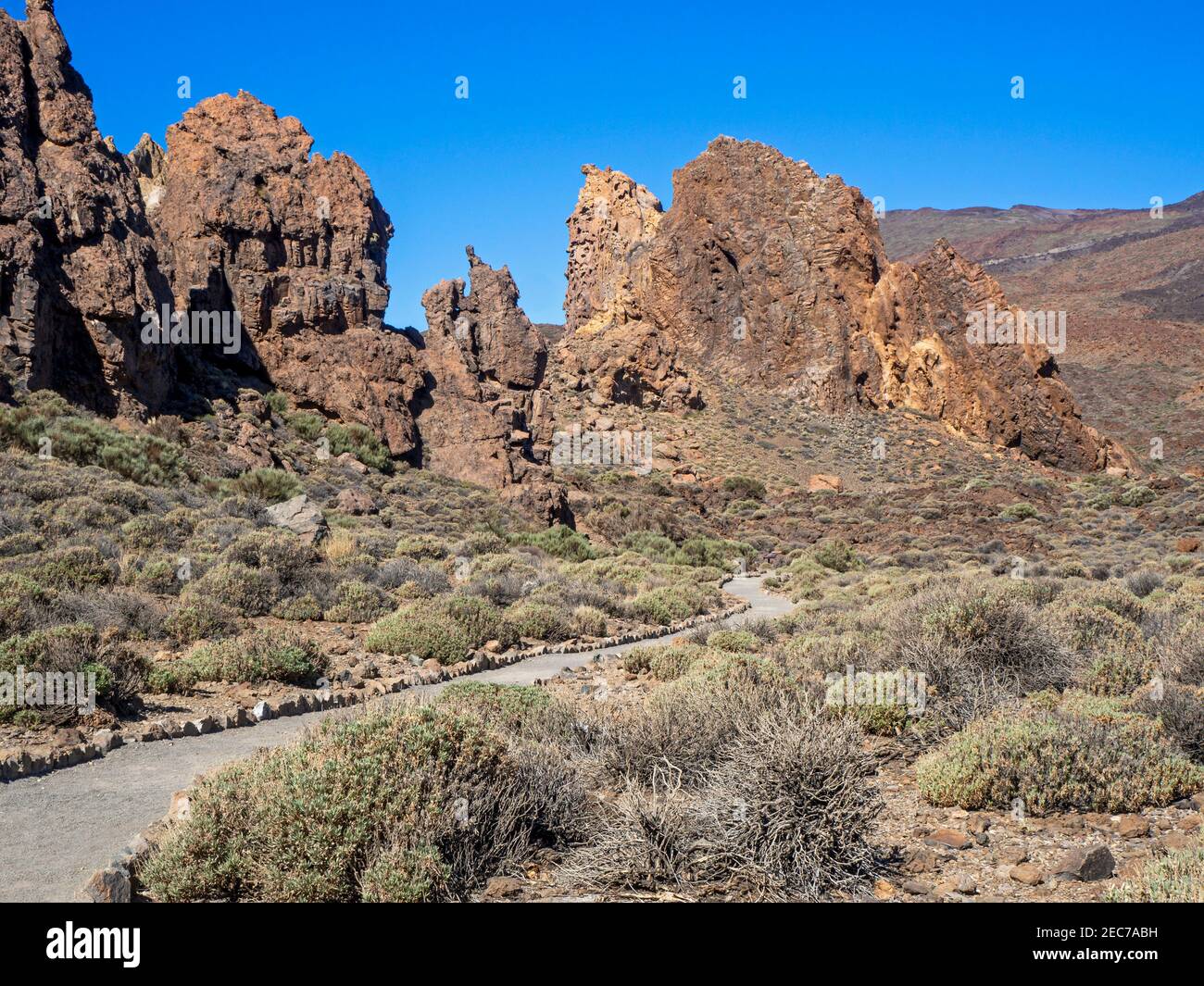 Sentiero intorno le formazioni rocciose a Roques de Garcia nel Parco Nazionale del Teide a Tenerife, Isole Canarie, Spagna Foto Stock