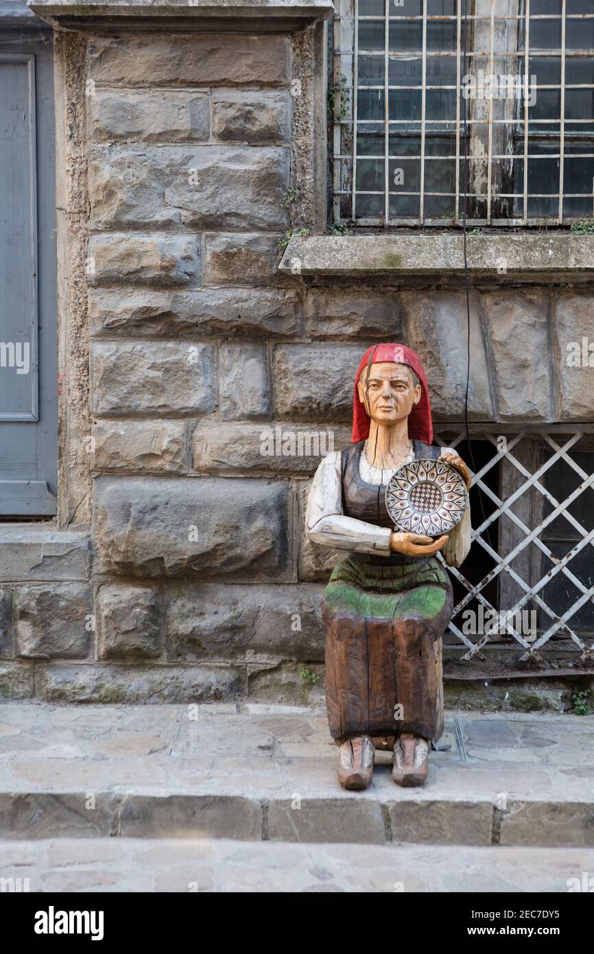 Statua scolpita di una donna che tiene una piastra in ceramica Una strada a Veliko Tarnovo Foto Stock