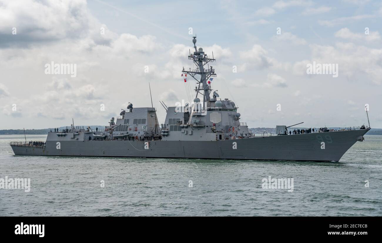 La US Navy Arleigh Burke Class Destroyer USS Farragut (DDG 99) arrivando a Portsmouth, nel Regno Unito il 23 aprile 2018. Foto Stock