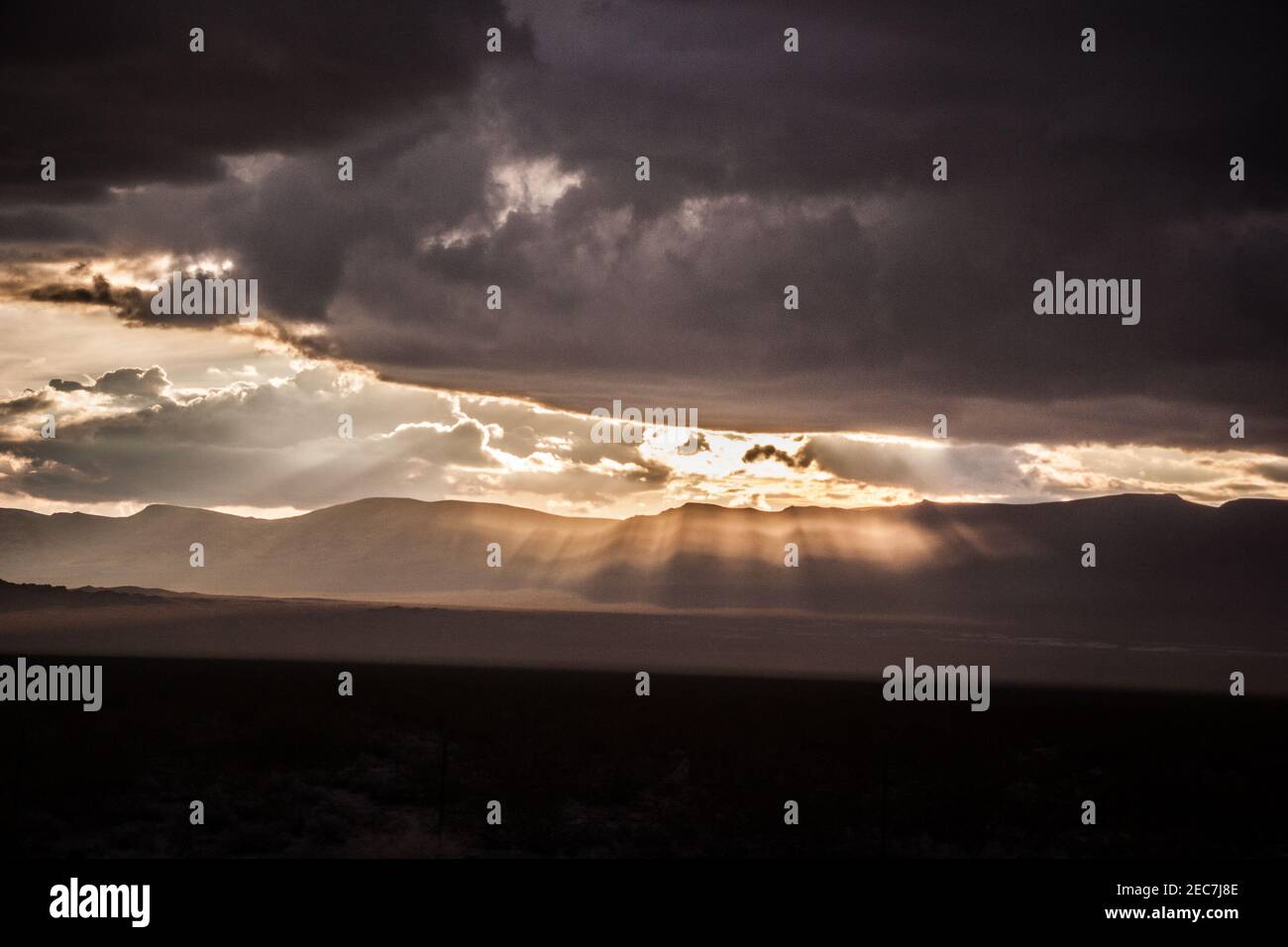 Fascio di sole attraverso le nubi spesse Foto Stock