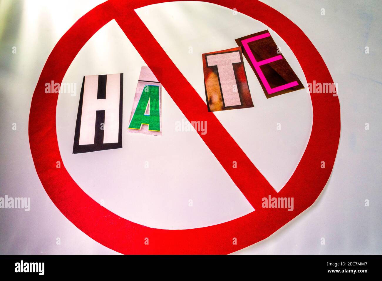 Il concetto di 'Cancel Hate' usando lettere di carta ritagliata nella tipografia di effetto di nota di riscatto all'interno dell'International NO Symbol, USA Foto Stock