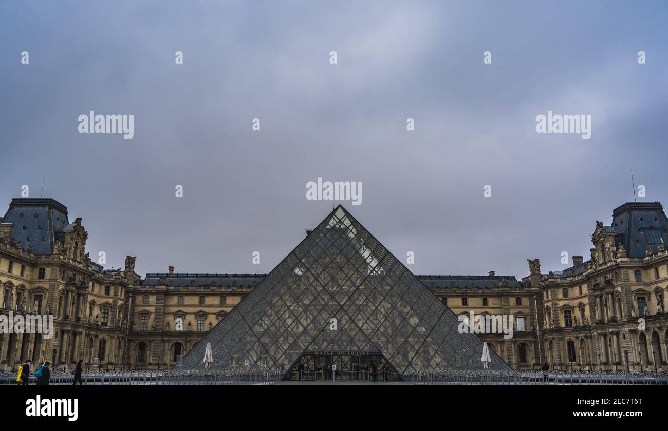 Il Museo del Louvre (Musée du Louvre) di Parigi, Francia, il più grande museo d'arte del mondo, in bianco e nero. Foto Stock