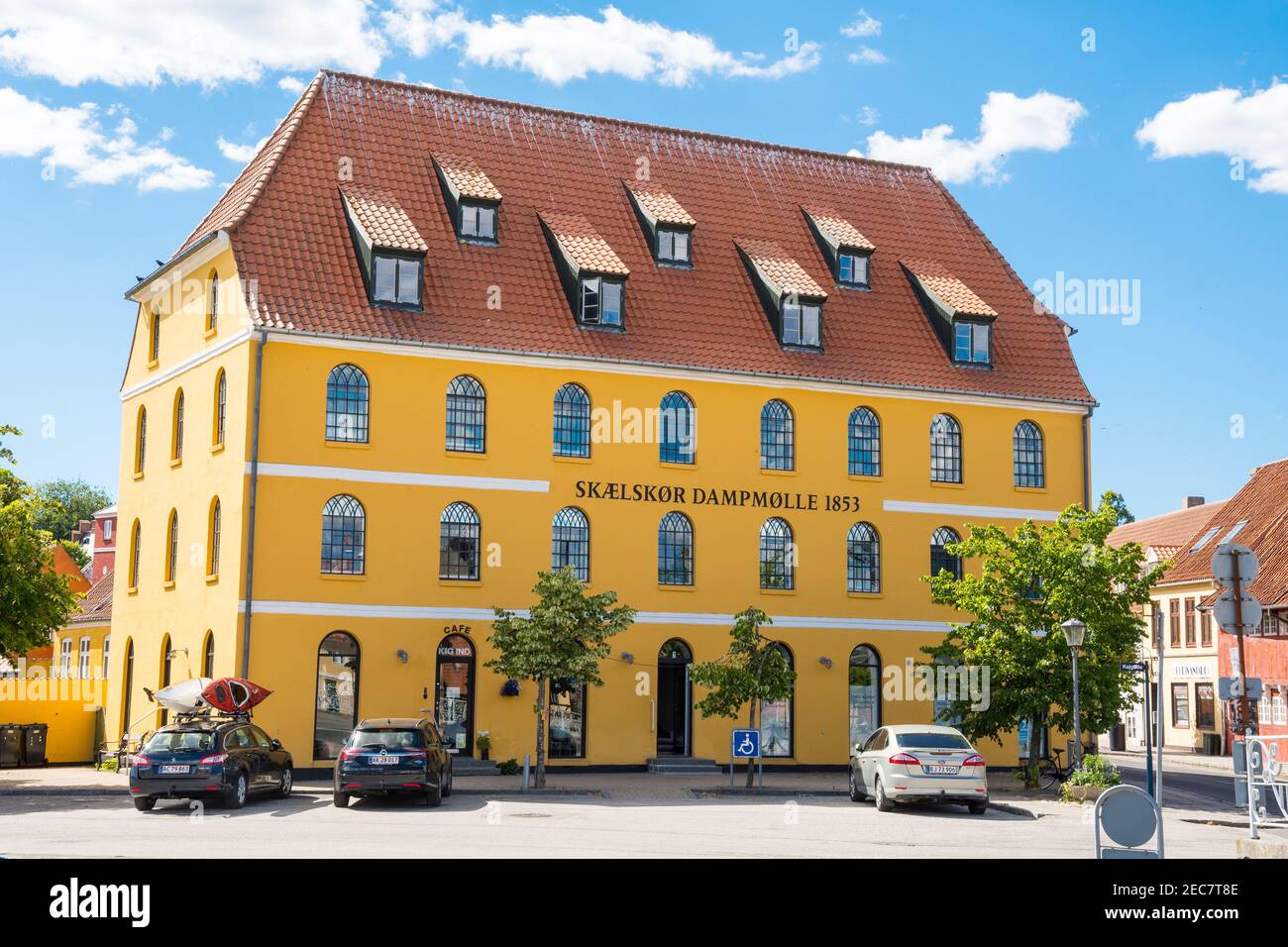 Skaelskoer Danimarca - 1 luglio. 2018: Il vecchio mulino a vapore nel centro della città ora un edificio di uffici Foto Stock