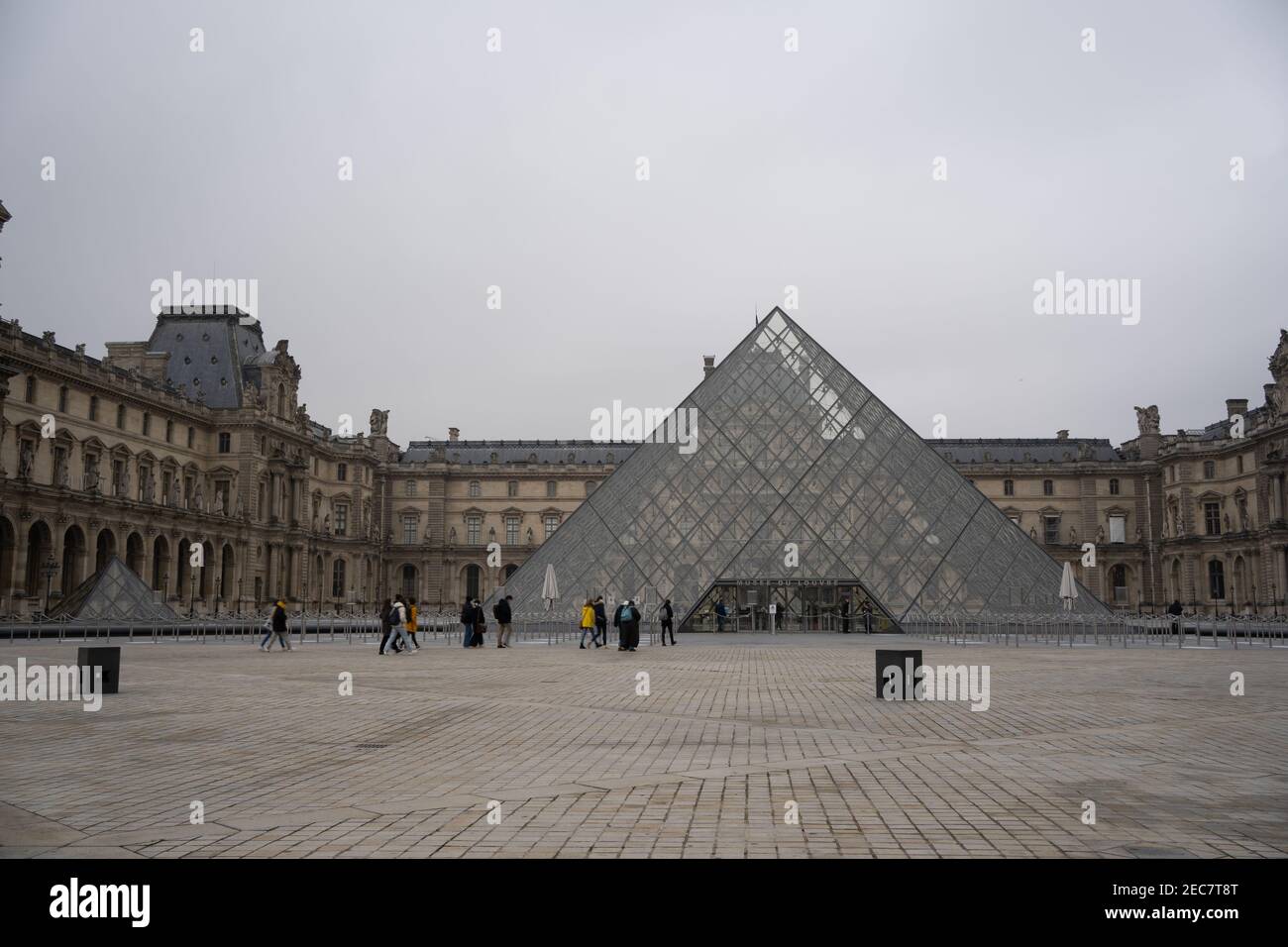 Il Museo del Louvre (Musée du Louvre) di Parigi, Francia, il più grande museo d'arte del mondo, in bianco e nero. Foto Stock