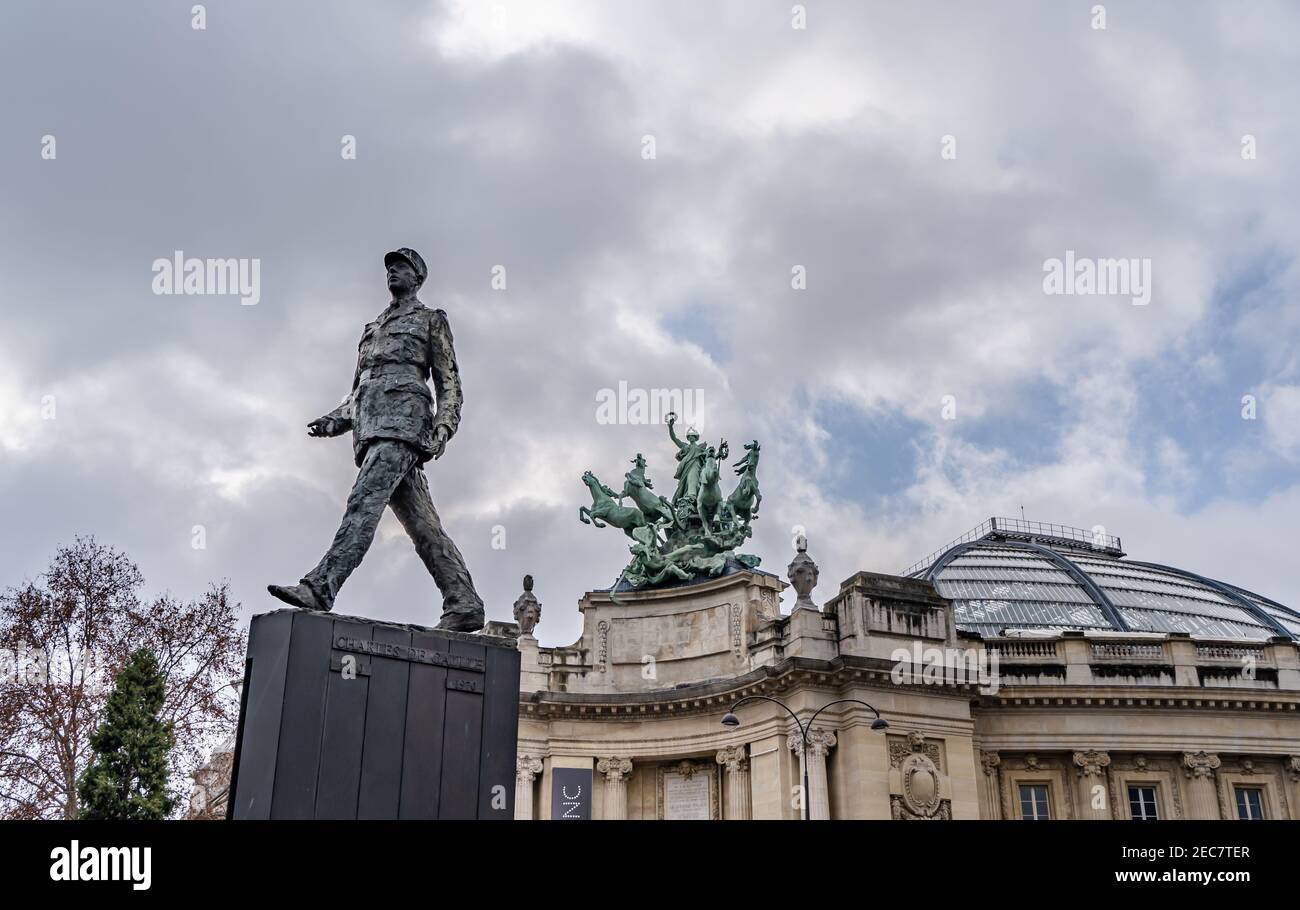 Statua del generale Charles de Gaulle sulla Avenue des Champs-Élysées, Parigi, Francia Foto Stock