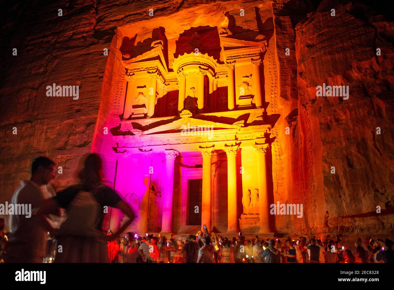 Il Tesoro, al Khazneh, di notte illuminato da candele, Petra, Giordania. Petra è una città storica e archeologica nel governatorat giordano meridionale Foto Stock