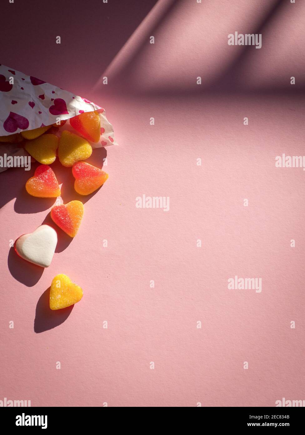 Romantico giorno di San Valentino concetto: Cuore a forma di caramella isolato su sfondo rosa con spazio per il testo Foto Stock