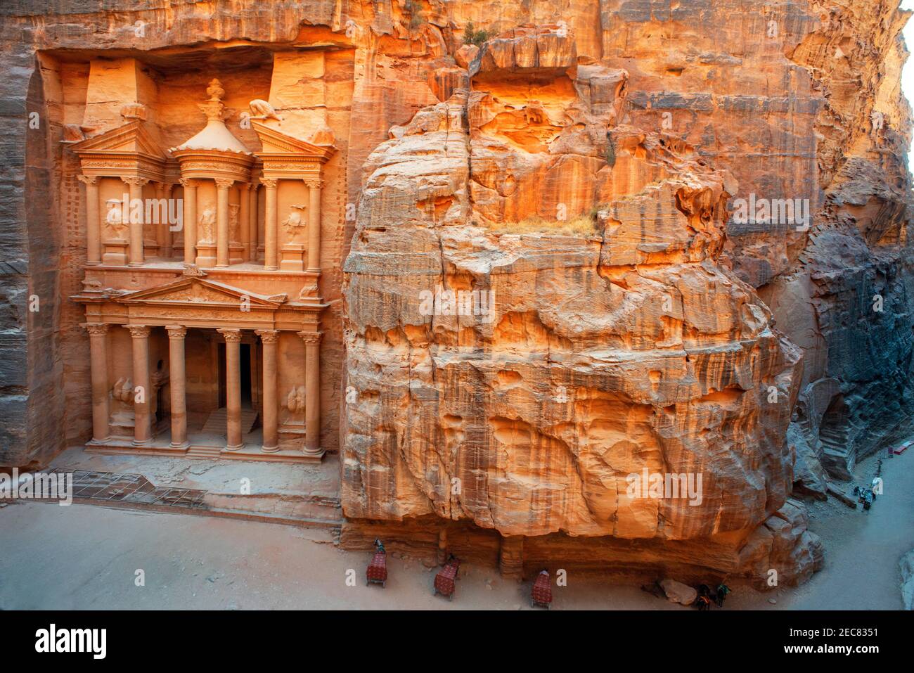 Il Tesoro, El Khazneh, Petra, Giordania. Petra è una città storica e archeologica nel governatorato giordano meridionale di Ma'an che è famosa Foto Stock