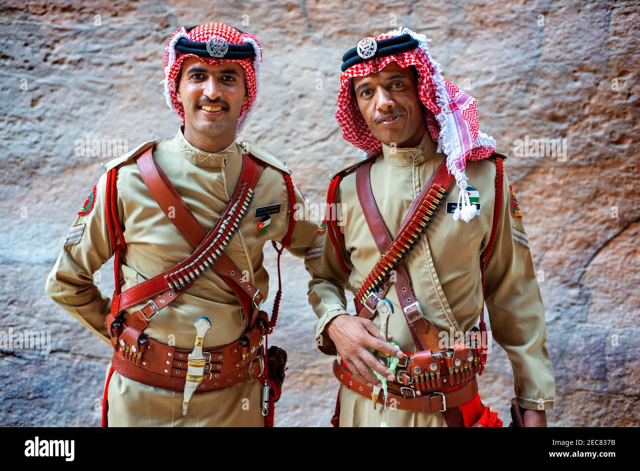 Esercito Giordano di polizia turistica Beduin ufficiale di polizia, pugnale in argento, Petra, Giordania, Medio Oriente. Foto Stock